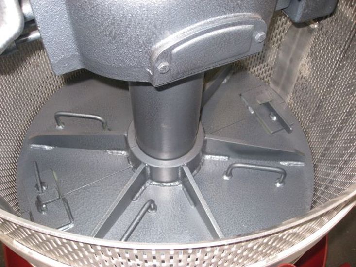 Presa de struguri cu motor si sistem hidraulic T60 / 210 kg/transa, BCM Snc